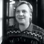 rzez wielu widzów został zapamiętany jako „Kobra” z „Młodych wilków”. Później zniknął z pierwszego planu, a jego życie potoczyło się dramatycznie. Dopiero teraz wyszło na jaw, że Tomasz Preniasz-Struś zmarł 12 marca 2025 roku. Informację o dacie śmierci potwierdza serwis FilmPolski.pl.