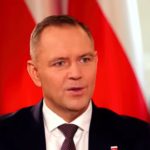 Po miesiącach przeciągającego się sporu zapadła decyzja w sprawie nominacji oficerskich w Służbie Kontrwywiadu Wojskowego. Biuro Bezpieczeństwa Narodowego poinformowało w piątek, że prezydent Karol Nawrocki, na wniosek ministra obrony Władysława Kosiniaka-Kamysza, wyraził zgodę na mianowanie na pierwszy stopień oficerski 78 żołnierzy i funkcjonariuszy SKW. Chodzi o stopień podporucznika.