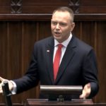 Podpis prezydenta Karola Nawrockiego pod ustawami obniżającymi ceny paliw nie zakończył politycznego sporu. Przeciwnie - otworzył nową rundę komentarzy i wzajemnych uszczypliwości. Politycy koalicji rządzącej przekonują, że w tej sprawie prezydent zachował się tak, jak powinien od początku. Z kolei Prawo i Sprawiedliwość mówi o hipokryzji rządu i zarzuca obozowi Donalda Tuska szukanie kolejnej awantury.