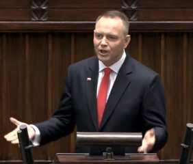 Podpis Nawrockiego wywołał polityczną burzę. Koalicja chwali, PiS atakuje rząd