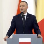 Prawo weta prezydenta Karola Nawrockiego dzieli opinię publiczną, a najnowszy sondaż pokazuje wyraźny trend.