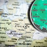 Wiosna coraz śmielej zagląda do Polski, ale noce wciąż potrafią przypomnieć, że marzec bywa zdradliwy. Początek tygodnia przyniesie sporo słońca i temperatury dochodzące nawet do 17-18 stopni Celsjusza, jednak o porankach miejscami pojawią się zamglenia, mgły i lokalny chłód. Najbardziej uważać powinni mieszkańcy południowego wschodu.