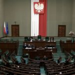 Koalicja Obywatelska wciąż pozostaje liderem poparcia, jednak obecny układ sił politycznych może doprowadzić do trudnych rozmów koalicyjnych