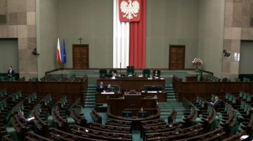 Awantura w Sejmie po wecie Nawrockiego. Padły słowa o „zdrajcy” i „psach gończych”