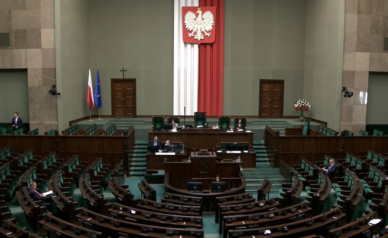 Koalicja Obywatelska wciąż pozostaje liderem poparcia, jednak obecny układ sił politycznych może doprowadzić do trudnych rozmów koalicyjnych