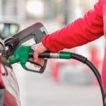 To był szybki parlamentarny finał jednej z najgłośniejszych gospodarczych propozycji ostatnich dni. Senat bez poprawek przyjął rządowe projekty ustaw dotyczące cen paliw. Chodzi o pakiet "CPN", czyli "Ceny Paliw Niżej", który zakłada obniżkę VAT i akcyzy oraz wprowadzenie maksymalnych cen detalicznych na benzynę i olej napędowy. Jeszcze tego samego dnia ustawy mają trafić na biurko prezydenta Karola Nawrockiego.