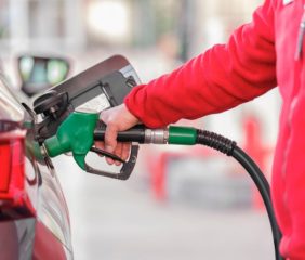 Senat przyjął pakiet paliwowy bez poprawek. Ceny na stacjach mają spaść jeszcze przed świętami