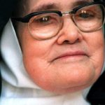 Za każdym razem, gdy na świecie rośnie napięcie, do debaty wraca ona – cicha karmelitanka z Portugalii. Siostra Łucja, jedna z trojga dzieci fatimskich, od dekad jest symbolem ostrzeżenia. Wokół jej wizji narosło jednak tyle interpretacji, że dziś trudno oddzielić oficjalne przesłanie Fatimy od późniejszych dopowiedzeń.