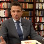 Temat Małgorzaty Trzaskowskiej znów wrócił do mediów, ale tym razem nie chodzi o politykę ani kampanijne emocje. Duże poruszenie wywołały jej własne słowa o chorobie, z którą musiała się zmierzyć. Żona Rafała Trzaskowskiego opowiedziała publicznie o raku piersi i o tym, jak szybko sytuacja stała się poważna. To właśnie ten osobisty wątek został najmocniej podchwycony przez ogólnopolskie media.