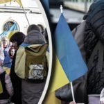 Cztery lata po wybuchu wojny w Ukrainie Polska zaczyna wycofywać się z nadzwyczajnych rozwiązań wprowadzonych na początku kryzysu uchodźczego. Od 5 marca 2026 roku wchodzą w życie nowe przepisy, które znacząco ograniczają część świadczeń dla obywateli Ukrainy przebywających w Polsce. Zmiany wynikają z ustawy z 23 stycznia 2026 roku, podpisanej przez prezydenta Karola Nawrockiego 19 lutego. Dokument wygasza wiele rozwiązań specustawy obowiązującej od 2022 roku i przenosi część regulacji do standardowego systemu ochrony cudzoziemców. Koniec nadzwyczajnych przepisów z czasu wojny Specustawa z 2022 roku powstała w sytuacji bezprecedensowej. Po rosyjskiej inwazji do Polski przybyły miliony osób uciekających przed wojną. W odpowiedzi wprowadzono uproszczone zasady pobytu, pracy, dostępu do świadczeń i edukacji. Nowa ustawa wygasza ten odrębny system. Zamiast niego wprowadzony zostaje jednolity system ochrony czasowej dla cudzoziemców, który ma funkcjonować na takich samych zasadach dla wszystkich osób objętych tym statusem. Podczas podpisywania ustawy prezydent Nawrocki mówił wprost o powodach tej decyzji. „Podpisuję tę ustawę w przekonaniu, że chroni nasze finanse publiczne, porządkuje system i przywraca poczucie elementarnej uczciwości”. Pobyt legalny do 2027 roku Nowe przepisy nie oznaczają jednak natychmiastowego zakończenia ochrony dla uchodźców z Ukrainy. Ustawa przedłuża legalność pobytu osób objętych ochroną czasową do 4 marca 2027 roku. W tym czasie osoby przebywające w Polsce będą mogły złożyć wnioski o dalszy pobyt w ramach standardowych procedur. Status legalnego pobytu nadal będzie potwierdzany przez numer PESEL UKR, który pozostaje kluczowym dokumentem identyfikującym osoby objęte ochroną. Zmienia się jednak sposób dokumentowania tego statusu. Papierowe zaświadczenia mają zostać zastąpione elektroniczną kartą DIIA, a potwierdzenie tożsamości i legalnego pobytu będzie możliwe również przez aplikację mObywatel. Ważna zmiana: 30 dni na uzyskanie PESEL UKR Jedną z istotniejszych zmian wprowadzonych ustawą jest wprowadzenie 30-dniowego terminu na złożenie wniosku o numer PESEL UKR po wjeździe do Polski. Jeżeli osoba przybywająca z Ukrainy nie zarejestruje się w tym czasie, będzie to traktowane jako rezygnacja z ochrony czasowej. W praktyce oznacza to, że brak rejestracji może skutkować utratą specjalnego statusu pobytowego. Ograniczenie świadczeń socjalnych Największe zmiany dotyczą systemu wsparcia socjalnego. Nowe przepisy ograniczają świadczenia oferowane przez Urząd do Spraw Cudzoziemców, a część pomocy zostaje skierowana wyłącznie do wybranych grup. Opieka zdrowotna będzie przysługiwać przede wszystkim: osobom pracującym małoletnim ofiarom tortur i gwałtu osobom szczególnie wrażliwym mieszkającym w ośrodkach zbiorowego zakwaterowania Osoby niepracujące będą objęte opieką medyczną na zasadach obowiązujących innych cudzoziemców przebywających w Polsce. Ograniczona zostaje także pomoc w zakresie zakwaterowania i wyżywienia, która ma być kierowana głównie do najbardziej potrzebujących. Zmiany w systemie świadczeń i danych ZUS Ustawa przenosi do nowych przepisów również rozwiązania dotyczące współpracy instytucji państwowych. Zakład Ubezpieczeń Społecznych będzie mógł przekazywać dane dotyczące zatrudnienia osób objętych ochroną czasową, co ma pomóc w ustalaniu prawa do świadczeń oraz w prowadzeniu postępowań administracyjnych. Zachowane zostają także niektóre rozwiązania dotyczące świadczeń rodzinnych, jednak będą one funkcjonowały do końca bieżącego okresu świadczeniowego. Szkoły jeszcze przez kilka miesięcy z dodatkowymi środkami Najdłużej utrzymane zostaną rozwiązania dotyczące systemu edukacji. Do końca roku szkolnego państwo nadal będzie finansować dodatkowe zadania związane z edukacją uczniów z Ukrainy. Dotyczy to między innymi: bezpłatnego transportu szkolnego pomocy materialnej dla uczniów oddziałów przygotowawczych dodatkowych lekcji języka polskiego zwiększonych limitów godzin dla nauczycieli pracy asystentów międzykulturowych Po zakończeniu roku szkolnego szkoły mają stopniowo powrócić do standardowych zasad funkcjonowania. Początek nowego etapu polityki migracyjnej Zmiany wchodzące w życie 5 marca oznaczają koniec najbardziej nadzwyczajnego okresu polityki wobec uchodźców z Ukrainy. Specjalne rozwiązania wprowadzone w 2022 roku miały charakter interwencyjny i odpowiadały na nagły kryzys humanitarny. Nowe przepisy przenoszą część tych mechanizmów do zwykłego systemu prawnego i stopniowo wygaszają najbardziej kosztowne formy wsparcia. Dla wielu osób oznacza to przejście z trybu nadzwyczajnej pomocy do zasad obowiązujących wszystkich cudzoziemców przebywających w Polsce.