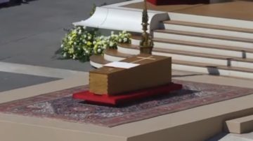 W Wielkanocny Poniedziałek świat pogrążył się w żałobie. Mija niemal rok od śmierci papieża