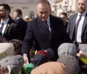 Nawrocki z tulipanami na Krakowskim Przedmieściu. Ten gest poruszył Polaków