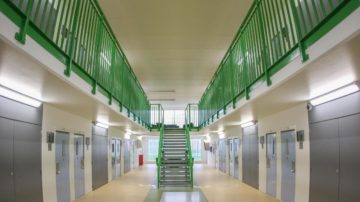 Brutalny atak w więzieniu HMP Berwyn. Nagrywali „karę” dla osadzonego