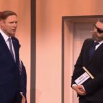 Nowy skecz kabaretu Chyba Czesuaf, pokazany w programie „Kabaret na żywo”, natychmiast podzielił widzów. Twórcy sięgnęli po głośną sytuację z udziałem Karola Nawrockiego i przenieśli ją na scenę w swojej charakterystycznej, przerysowanej formie. Jedni uznali to za trafny komentarz, inni zarzucili twórcom przesadę.