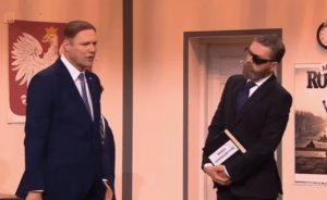 Nowy skecz kabaretu Chyba Czesuaf, pokazany w programie „Kabaret na żywo”, natychmiast podzielił widzów. Twórcy sięgnęli po głośną sytuację z udziałem Karola Nawrockiego i przenieśli ją na scenę w swojej charakterystycznej, przerysowanej formie. Jedni uznali to za trafny komentarz, inni zarzucili twórcom przesadę.