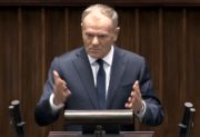 „Zdejmij marynarkę chłopie”. Nietypowa wymiana zdań w Sejmie wywołała salwy śmiechu