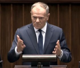 „Zdejmij marynarkę chłopie”. Nietypowa wymiana zdań w Sejmie wywołała salwy śmiechu