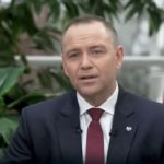 Marcowe badanie przynosi obraz stabilnych ocen prezydenta, ale też wyraźnych różnic w postrzeganiu instytucji publicznych. Najlepiej oceniono wojsko, najgorzej – parlament. W tle widać lekkie przesunięcia, ale bez przełomu.