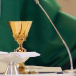 Wielu wiernych przed każdą mszą zadaje sobie to samo pytanie. Czy bez spowiedzi można przystąpić do komunii? Odpowiedź nie jest tak oczywista, jak mogłoby się wydawać. Kościół katolicki dopuszcza taką możliwość, ale pod jednym warunkiem, który ma kluczowe znaczenie.