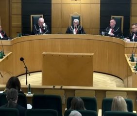 Ponad połowa Polaków nie ufa Trybunałowi Konstytucyjnemu. Nowy sondaż CBOS pokazuje wyraźny trend