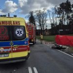 Ta historia poruszyła całą lokalną społeczność i szybko obiegła Polskę. 17-letni Nikodem zginął w wypadku drogowym, gdy wracał z cmentarza, gdzie odwiedzał grób swojego ojca. Do tragedii doszło zaledwie kilka miesięcy po śmierci jego taty.