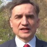 Nagranie Zbigniewa Ziobry szybko obiegło media społecznościowe i wywołało falę komentarzy. Były minister sprawiedliwości opublikował świąteczne przesłanie, w którym zamiast politycznych sporów postawił na mocny, symboliczny przekaz. Mówił o nadziei, walce dobra ze złem i sile, której Polacy będą potrzebować w najbliższym czasie.