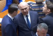 Parlament przegłosował wotum nieufności, kraj wchodzi w polityczny kryzys