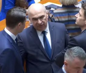 Parlament przegłosował wotum nieufności, kraj wchodzi w polityczny kryzys