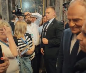 Donald Tusk odwiedził grób Jana Pawła II. W Watykanie doszło do spotkania z Polakami