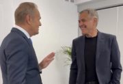 Donald Tusk spotkał się z George’em Clooneyem. Burzę wywołał jeden szczegół nagrania