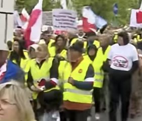 Protest przed KPRM. Robert Bąkiewicz zapowiedział zaostrzenie działań przeciw rządowi Tuska