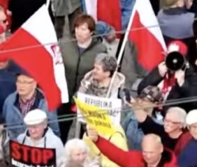 Demonstracja zwolenników Telewizji Republika w Warszawie. Padły hasła o wolności słowa