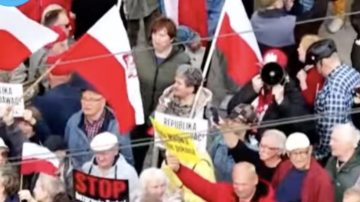 Demonstracja zwolenników Telewizji Republika w Warszawie. Padły hasła o wolności słowa