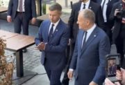 Péter Magyar powitany w Gdańsku. Otrzymał wyjątkowy prezent związany z „Solidarnością”