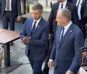 Péter Magyar powitany w Gdańsku. Otrzymał wyjątkowy prezent związany z „Solidarnością”
