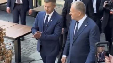 Péter Magyar powitany w Gdańsku. Otrzymał wyjątkowy prezent związany z „Solidarnością”