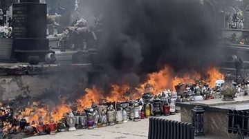Spłonął grób Łukasza Litewki. Kłęby dymu nad cmentarzem