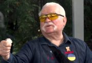 Lech Wałęsa kategorycznie żąda. Tablica albo „milion złotych z odsetkami”