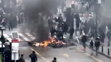Bruksela w ogniu protestów. Demonstranci ruszyli na parlament, policja użyła gazu i armatek wodnych