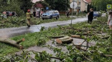 Zerwane dachy, powalone drzewa i grad wielkości piłek. Niszczycielskie nawałnice idą przez Polskę. Tu było najgorzej