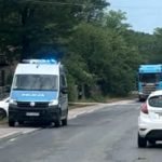 To miał być zwyczajny powrót do domu po szkolnym wyjeździe. Kilka chwil po zakończeniu podróży doszło jednak do tragedii, która wstrząsnęła mieszkańcami województwa świętokrzyskiego. Mimo natychmiastowej pomocy świadków i długiej reanimacji życia 12-letniego chłopca nie udało się uratować.