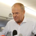 Wizyta prezydenta Karola Nawrockiego w Stanach Zjednoczonych wzbudza duże zainteresowanie w polskiej polityce. Głowa państwa ma w najbliższych dniach pojawić się w Waszyngtonie na zaproszenie prezydenta USA Donalda Trumpa. O komentarz w tej sprawie został zapytany premier Donald Tusk. Jego odpowiedź była wyjątkowo krótka.