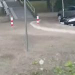 Gwałtowne załamanie pogody uderzyło w Gryfino w województwie zachodniopomorskim. Po upalnym i dusznym dniu nad miasto nadeszły ulewne deszcze, które doprowadziły do licznych podtopień. Zalane zostały ulice, piwnice i garaże, a służby odnotowały wiele zgłoszeń od mieszkańców. Trwa usuwanie skutków nawałnicy.