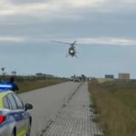 W województwie świętokrzyskim trwa jedna z największych akcji poszukiwawczych ostatnich miesięcy. Policja od dwóch dni prowadzi intensywną obławę za 49-letnim Dariuszem Równickim, podejrzewanym o śmiertelny atak na członka rodziny i ciężkie zranienie drugiej osoby. Mężczyzna po zdarzeniu miał oddalić się z miejsca na hulajnodze elektrycznej.