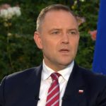 Karol Nawrocki osiągnął najwyższy wynik w historii badań zaufania IBRiS realizowanych dla Onetu. Z najnowszego sondażu wynika, że prezydentowi ufa 54,8 proc. Polaków, co oznacza nie tylko wyraźny wzrost względem poprzedniego miesiąca, ale również ustanowienie nowego rekordu w historii tego badania. Ponad połowa Polaków deklaruje zaufanie do Karola Nawrockiego Według badania przeprowadzonego przez Instytut Badań Rynkowych i Społecznych (IBRiS) na zlecenie Onetu 54,8 proc. respondentów zadeklarowało zaufanie do Karola Nawrockiego. To wzrost o 8,4 punktu procentowego w porównaniu z poprzednim pomiarem. Szczegółowe wyniki przedstawiają się następująco: 23,8 proc. – zdecydowanie ufa, 31,0 proc. – raczej ufa, 30,5 proc. – zdecydowanie nie ufa, 8,8 proc. – raczej nie ufa, 5,9 proc. – nie ma zdania. Łącznie brak zaufania wobec prezydenta zadeklarowało 39,3 proc. badanych. Nowy rekord w historii sondażu IBRiS Uzyskany wynik jest najwyższym od początku prowadzenia rankingu zaufania przez IBRiS dla Onetu. Dotychczasowy rekord należał do Szymona Hołowni, któremu w szczytowym momencie ufało 54,4 proc. respondentów. Wynik Karola Nawrockiego jest wyższy o 0,4 punktu procentowego, ustanawiając nowy rekord badania. Jak przeprowadzono badanie? Sondaż został zrealizowany przez IBRiS w dniach 19–21 czerwca 2026 roku metodą telefonicznych, standaryzowanych wywiadów kwestionariuszowych wspomaganych komputerowo (CATI). W badaniu uczestniczyło 1100 dorosłych mieszkańców Polski. Rekordowy wynik zbiegł się z głośną decyzją prezydenta Wzrost zaufania do Karola Nawrockiego nastąpił w okresie, w którym szeroko komentowano jego decyzję o odebraniu Wołodymyrowi Zełenskiemu Orderu Orła Białego. Prezydent uzasadnił ją nadaniem przez stronę ukraińską jednej z jednostek wojskowych nazwy nawiązującej do „Bohaterów UPA”. Decyzja wywołała liczne reakcje zarówno w Polsce, jak i na Ukrainie. Głos zabrali m.in. prezydent Wołodymyr Zełenski, minister spraw zagranicznych Ukrainy Andrij Sybiha, premier Donald Tusk oraz Mariusz Pudzianowski. Sprawa pozostaje jednym z najgłośniejszych tematów ostatnich dni w polskiej polityce.