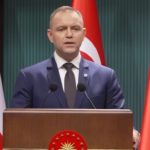 Niepublikowany dotąd fragment książki prof. Andrzeja Nowaka rzuca nowe światło na jeden z najbardziej tajemniczych momentów kampanii prezydenckiej Karola Nawrockiego. Z relacji zamieszczonej w publikacji wynika, że podczas objazdu Dolnego Śląska kandydat nagle stracił przytomność, a jego współpracownicy przez chwilę obawiali się najgorszego. Sam autor książki wysuwa również własną interpretację przyczyn tego zdarzenia.