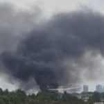 Do groźnego wypadku lotniczego doszło na warszawskim Bemowie. Awionetka rozbiła się w pobliżu ośrodka szkolenia kierowców przy ulicy Powstańców Śląskich. Po uderzeniu o ziemię maszyna stanęła w płomieniach. Służby potwierdziły, że co najmniej jedna osoba została ranna.