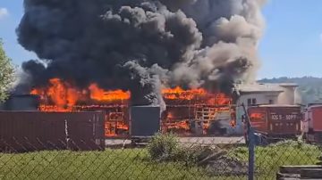 Potężny pożar, kłęby dymu widoczne z wielu kilometrów. Słychać wybuchy, pilny apel do mieszkańców