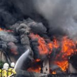 W miejscowości Piorków w województwie świętokrzyskim wybuchł pożar hali magazynowej. Ogień objął około 200 metrów kwadratowych powierzchni, a na miejscu pracuje kilkanaście zastępów straży pożarnej. Służby zabezpieczyły teren i prowadzą intensywną akcję gaśniczą.