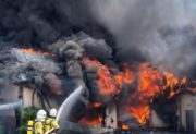 Kłęby gęstego dymu widać z wielu kilometrów. Potężny pożar hali, w akcji kilkanaście zastępów straży pożarnej